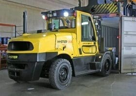 CONTAINER STUFFING WITH HYSTER 8 TONNE TRUCK a