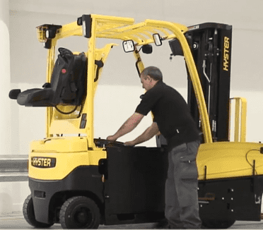 Electric forklift trucks battery removal with battery exchange stacker – HYSTER®