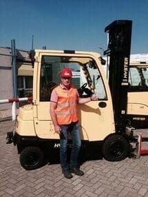 4 HYSTER FORKLIFTS WITH NEW SIDE BATTERY EXTRACTION SYSTEM FOR VBI WEURT c