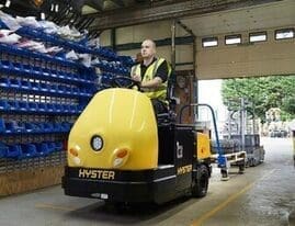 Les solutions HYSTER® à 360 degrés relèvent les défis quel que soit le secteur 1 HYSTER RIDER TOW TRACTOR FOR AUTOMOTIVE INDUSTRY DEMANDS